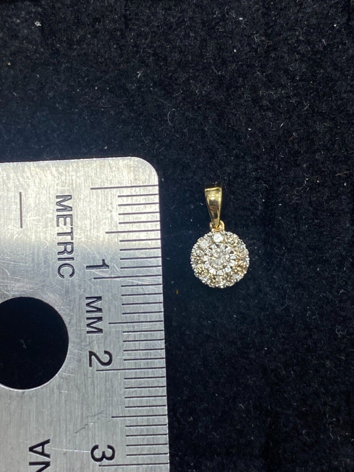 0.25CTW Genuine Round Cut Cluster Diamond Illusion Circle Pendant 10KT Gold